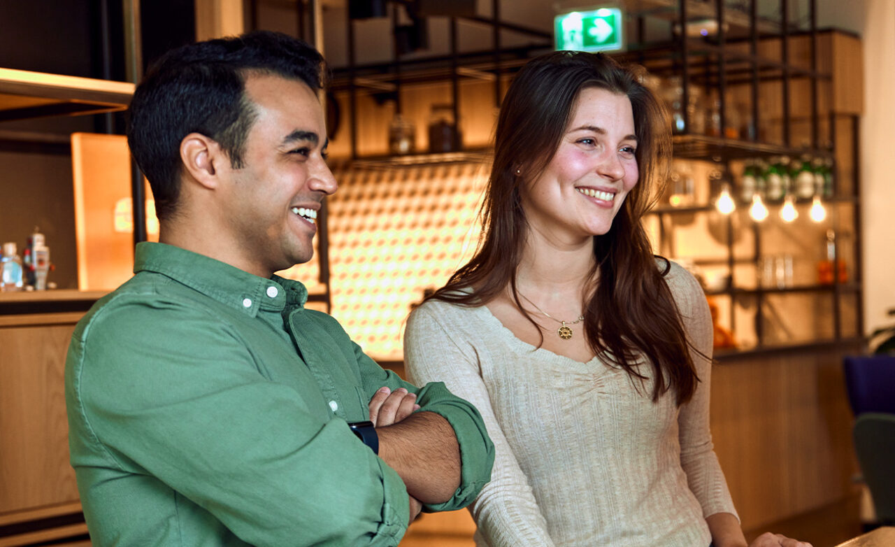 Man en vrouw kijken lachend weg