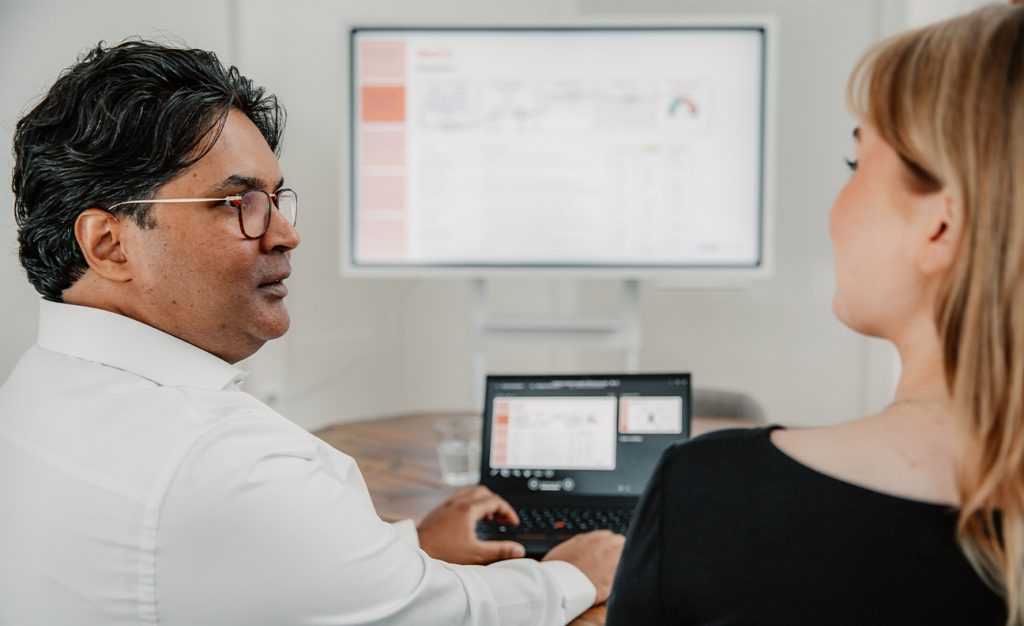 Collega's bespreken datavisualisatie