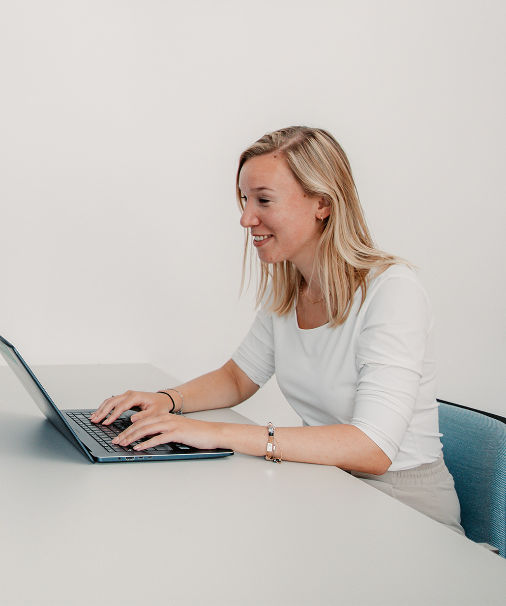 Vrouw aan het werk op laptop