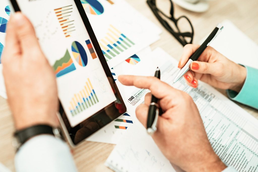 Tablet met financiële cijfers