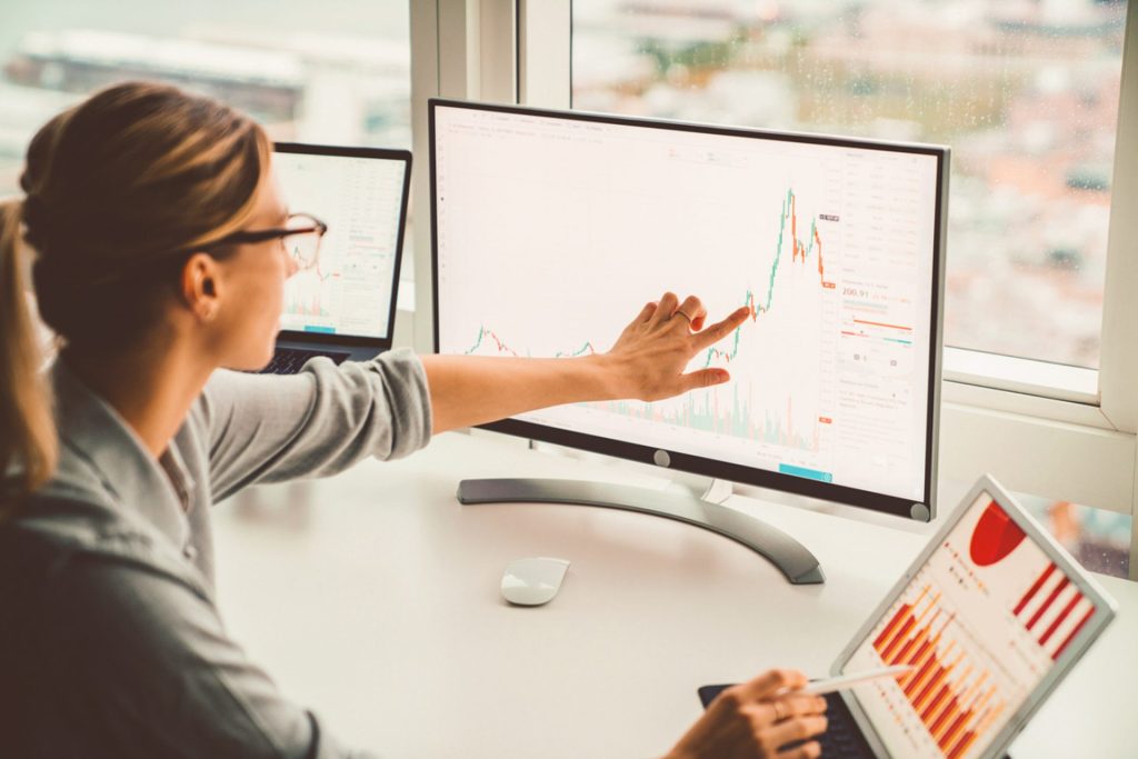 Vrouw computer financiële cijfers