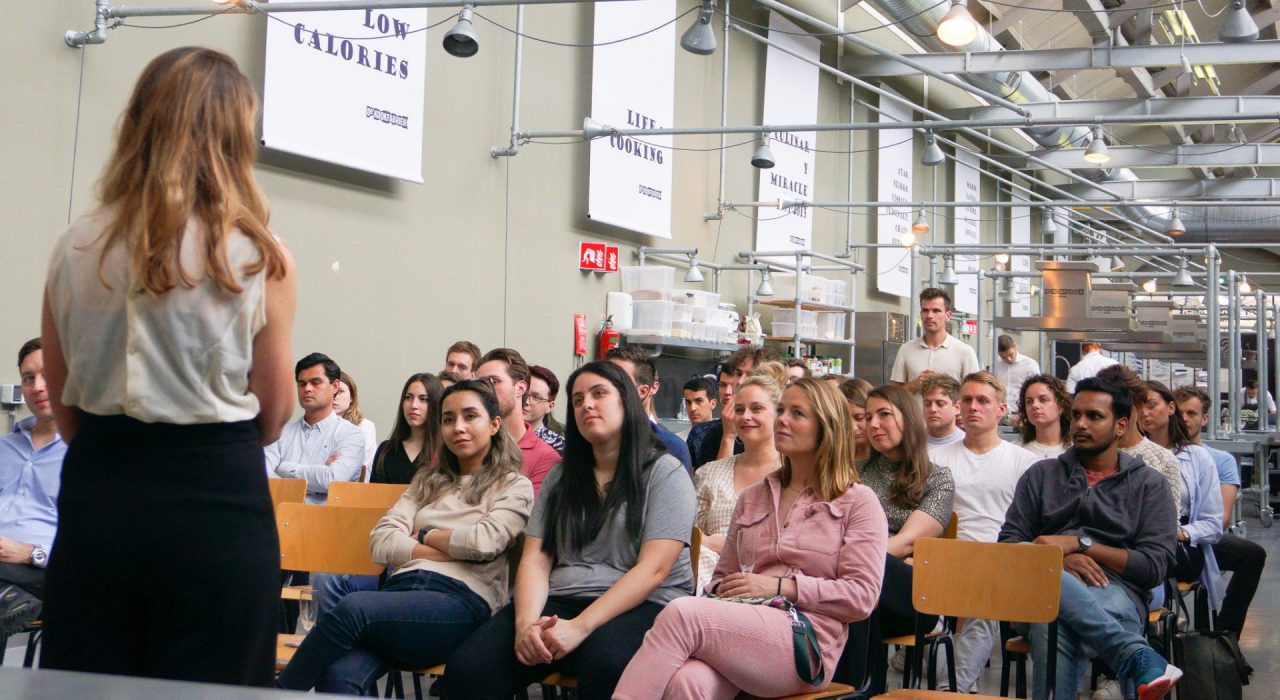 Publiek luistert naar spreker