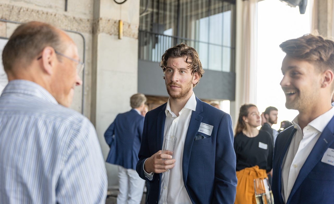 Mannen in gesprek op evenement