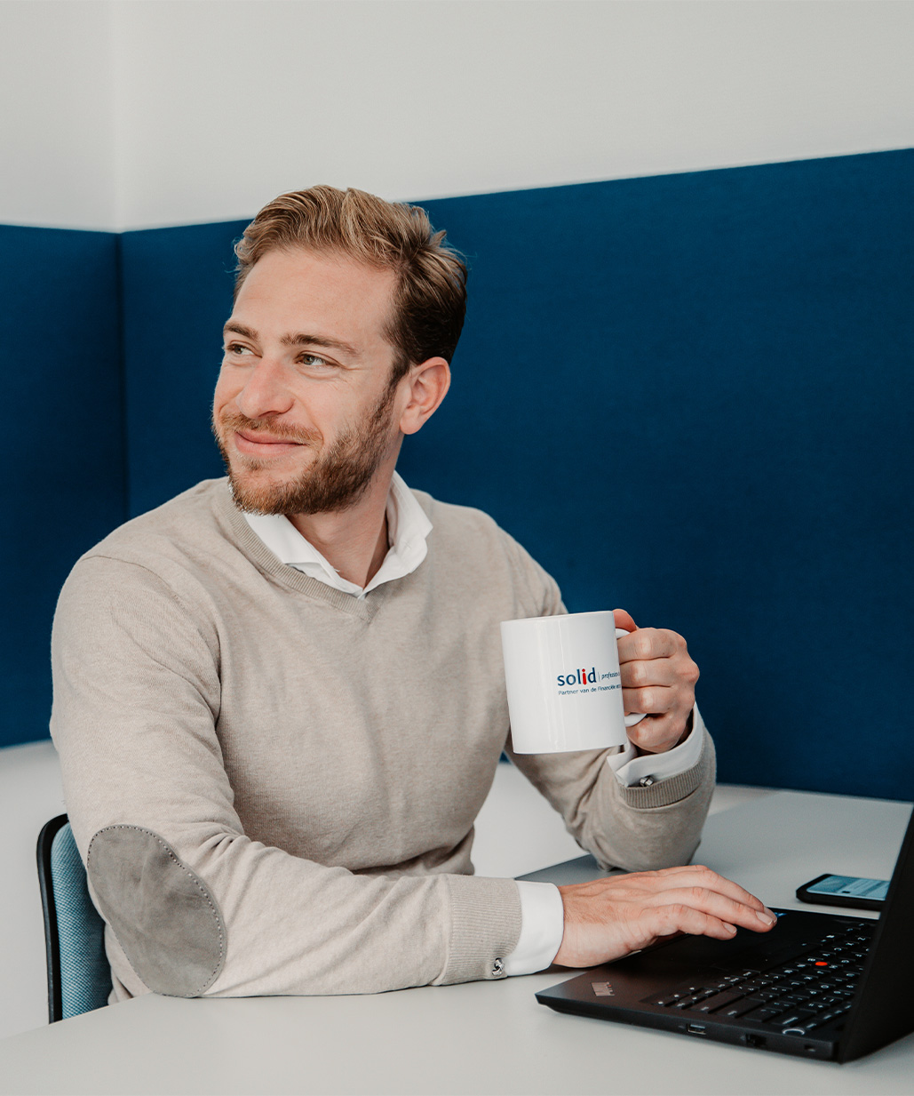 Man met koffie mok