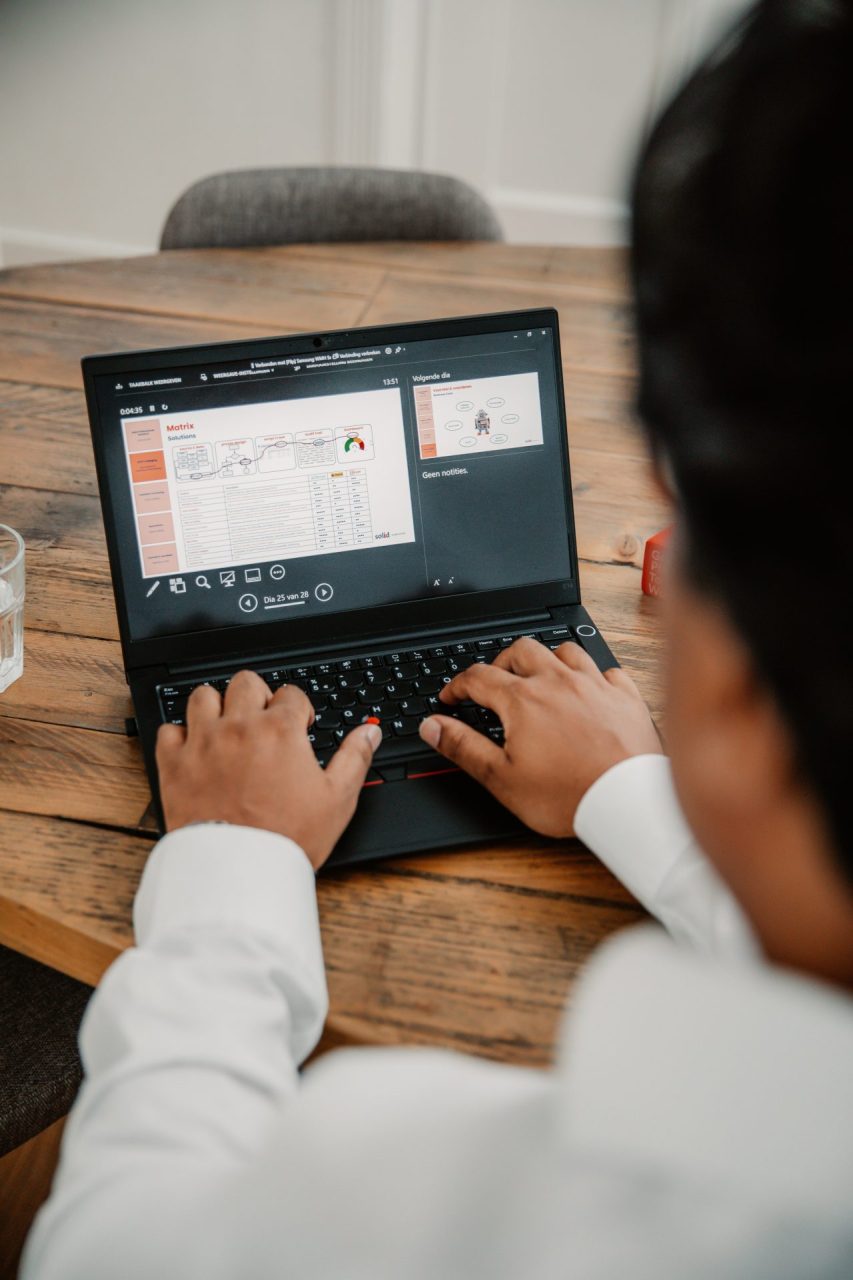 Man zit achter laptop
