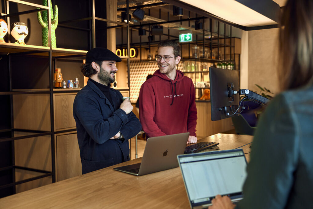 Mannen lachen bij computer