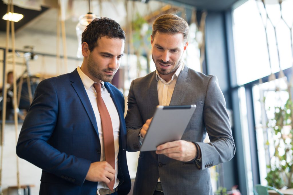 Mannen in pak met tablet