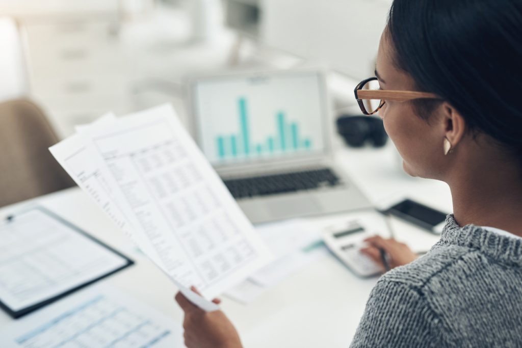 Vrouw financiële gegevens verwerken