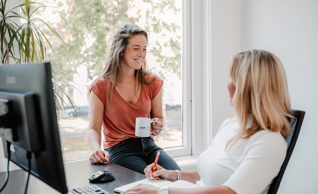 Vrouwen praten op kantoor