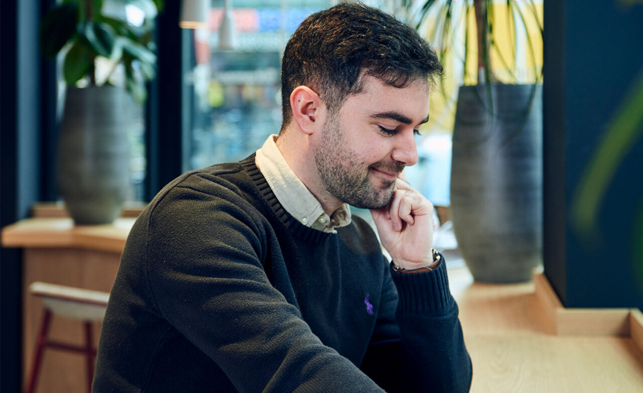 Man kijkt denkend naar beneden