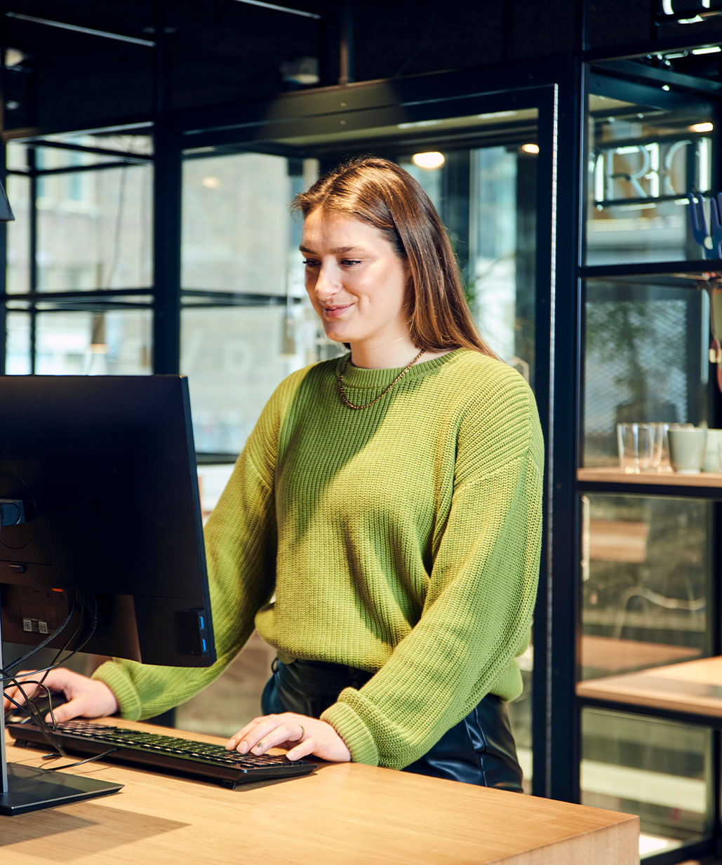 Vrouw staat achter computer