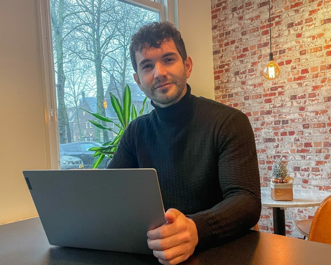 man-achter-laptop