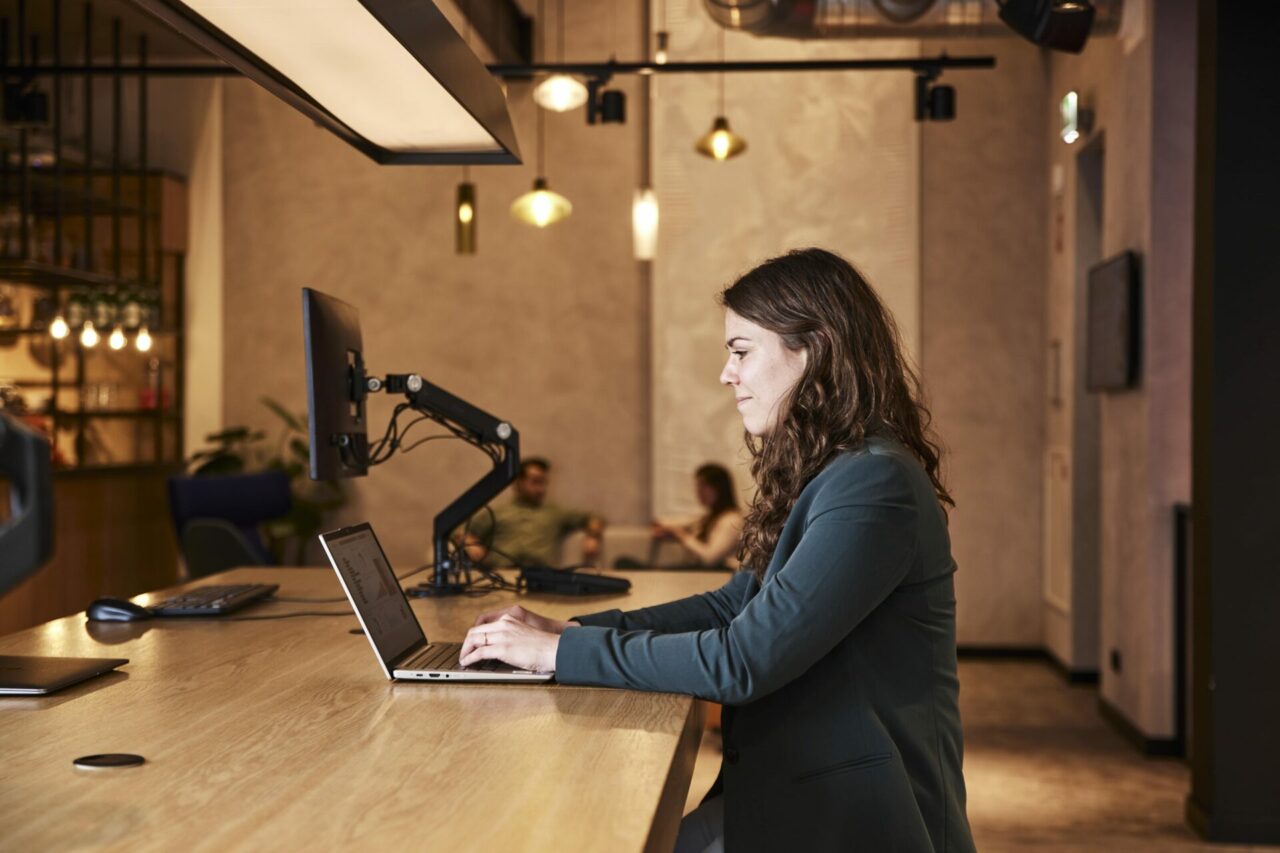Vrouw kijkt op computerscherm