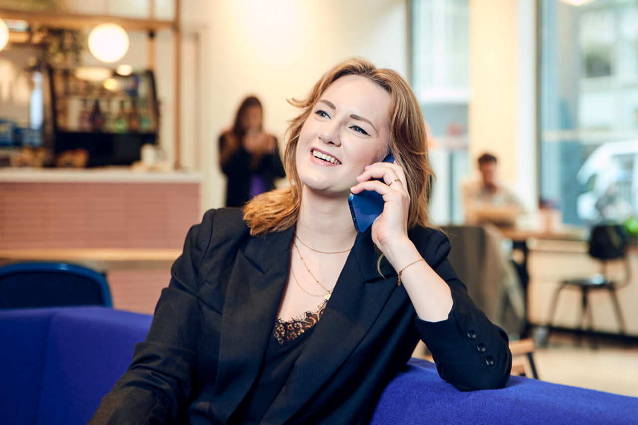 Vrouw is aan het bellen