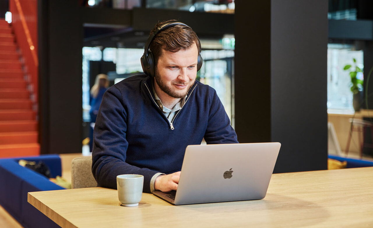 Man achter laptop aan het werk
