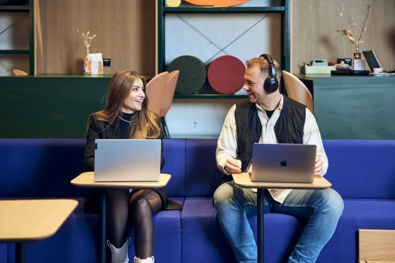 jongen en meisje achter laptop