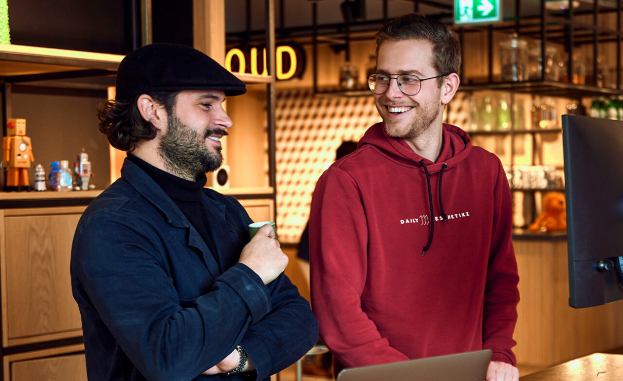 jongen en man achter computer