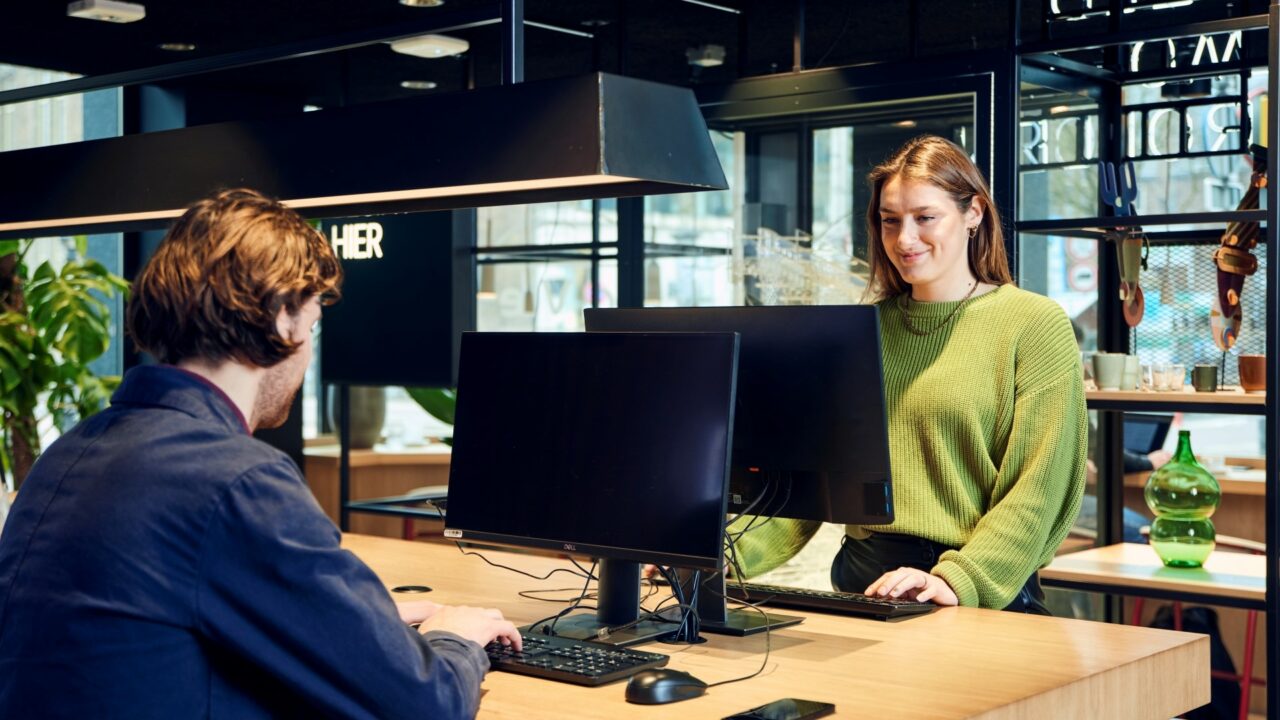 Vrouw aan het werk achter computer