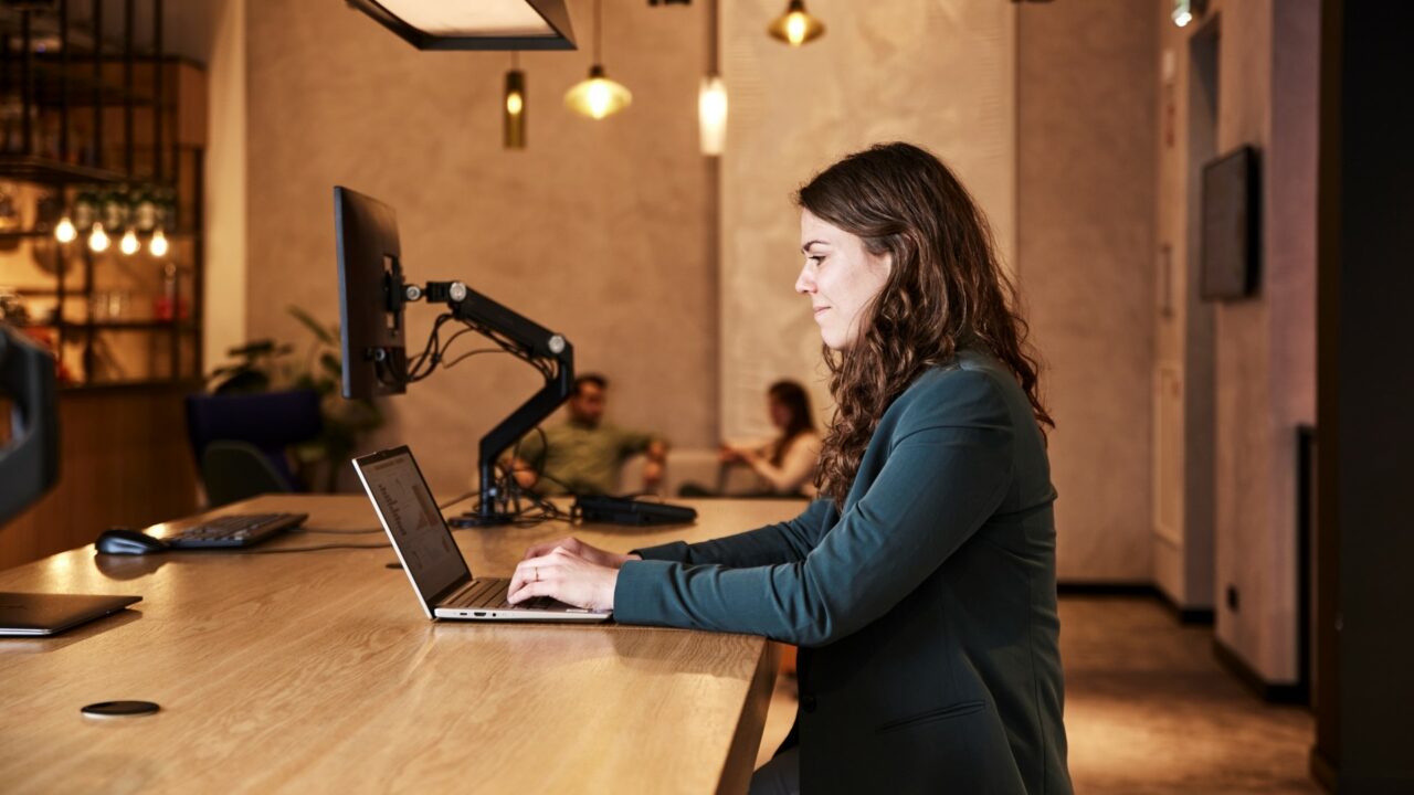 Vrouw aan het werk achter laptop