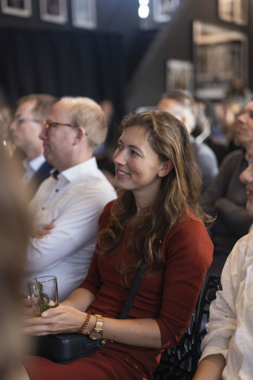 Vrouw in het publiek