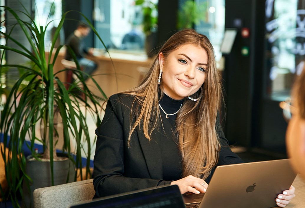 vrouw-achter-laptop